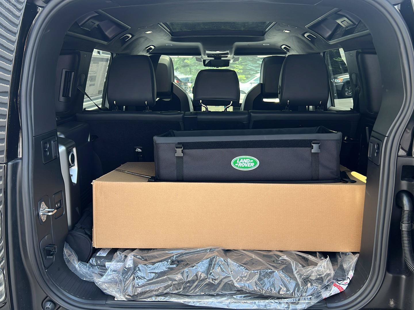 New 2026 Land Rover Defender 110 OCTA AWD/4WD image 32