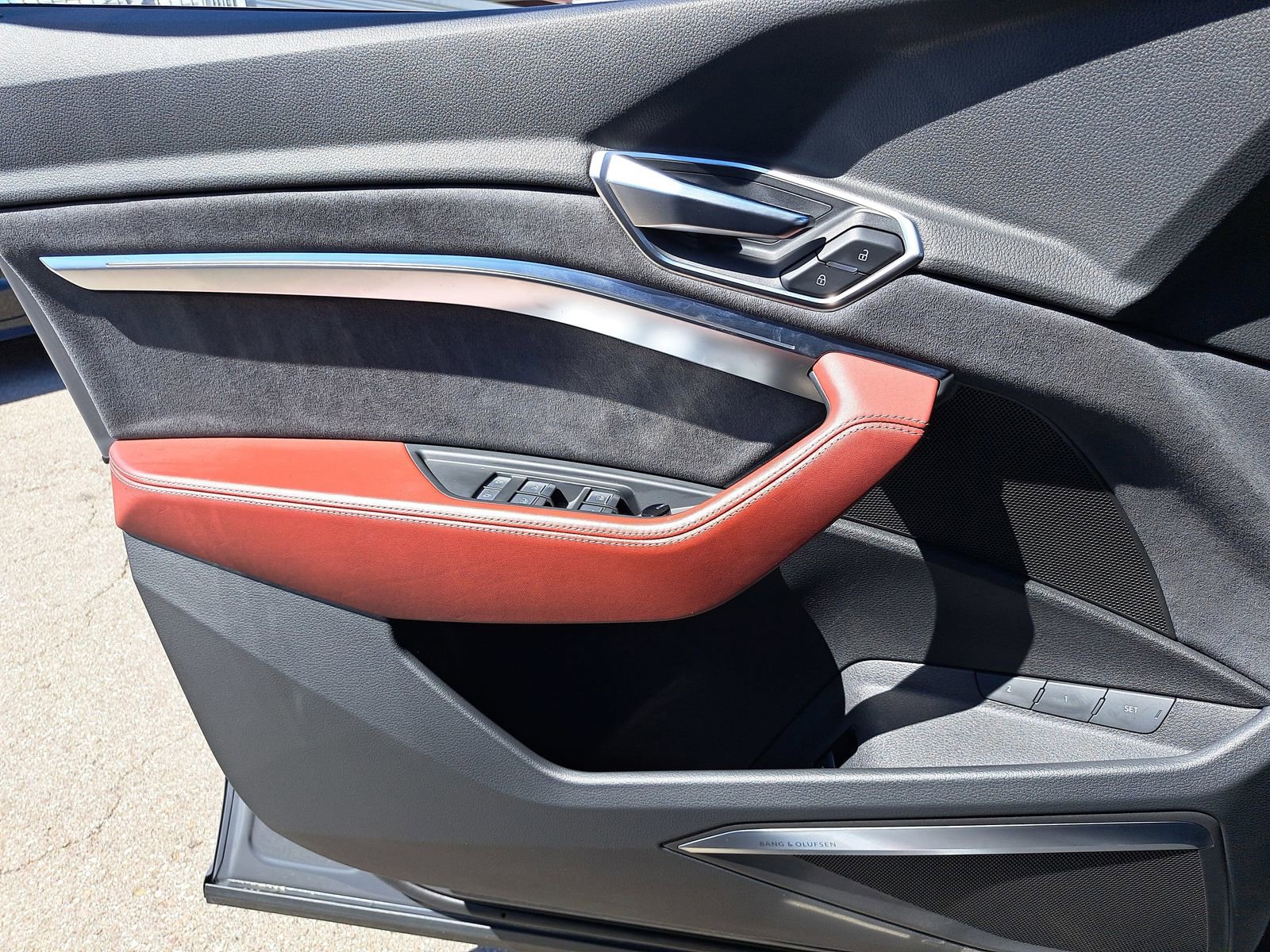 Used 2024 Audi SQ8 e-tron Premium Plus w/ Black Optic Package image 29