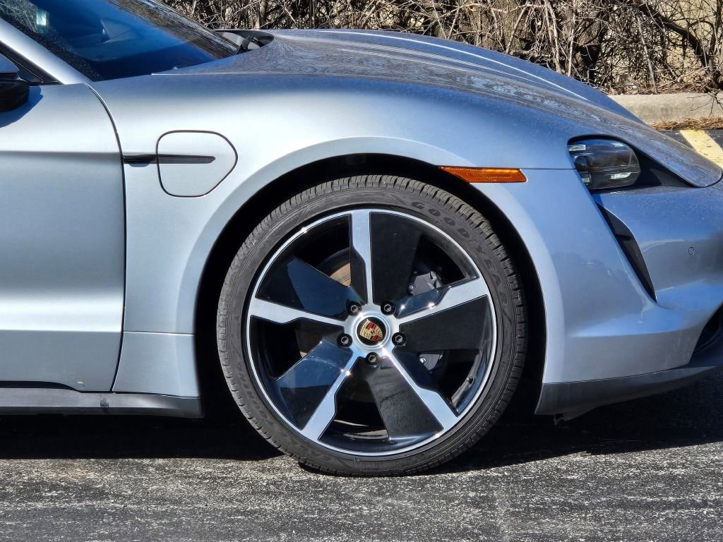 New 2023 Porsche Taycan image 9