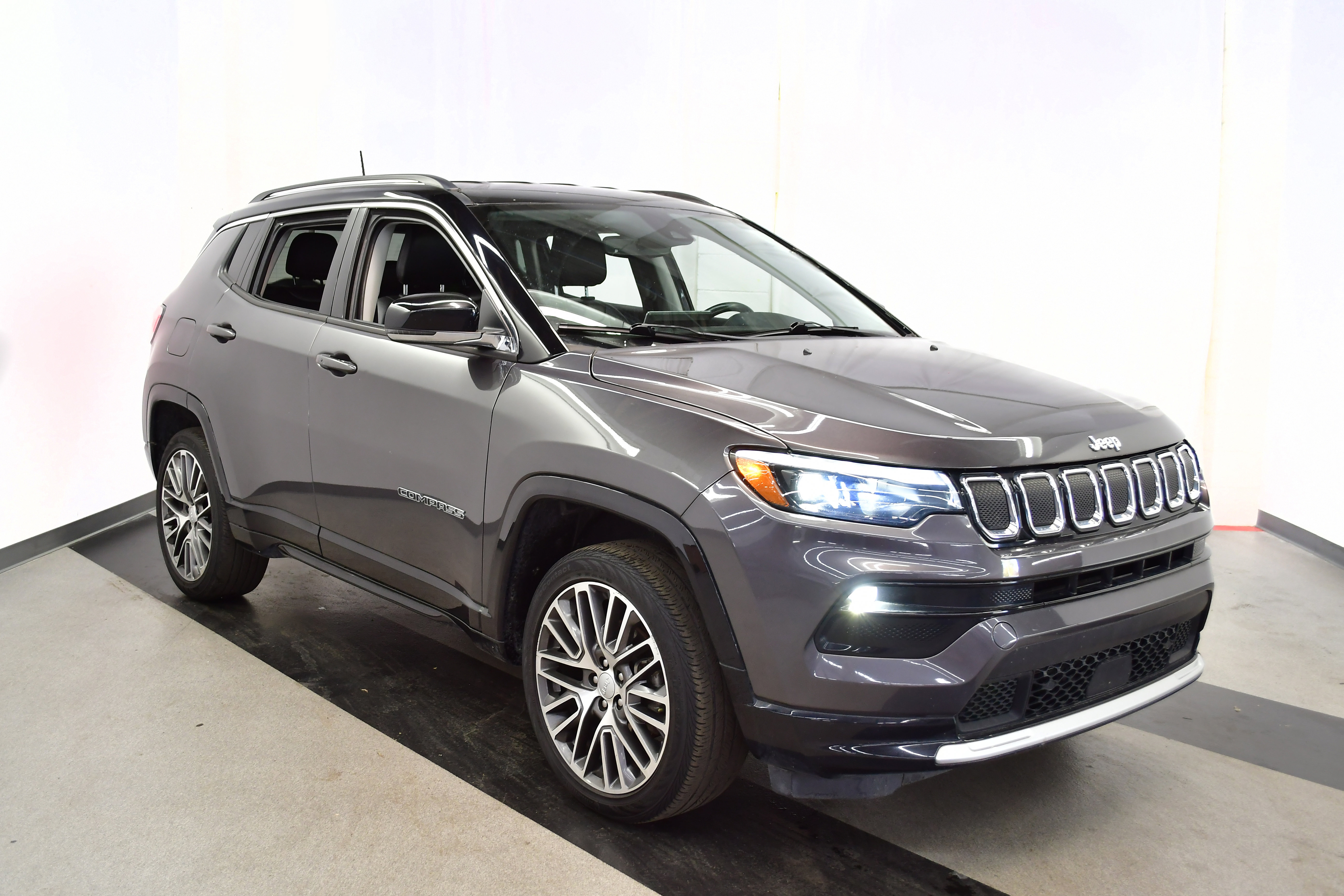 Used 2022 Jeep Compass Limited w/ Elite Group image 2