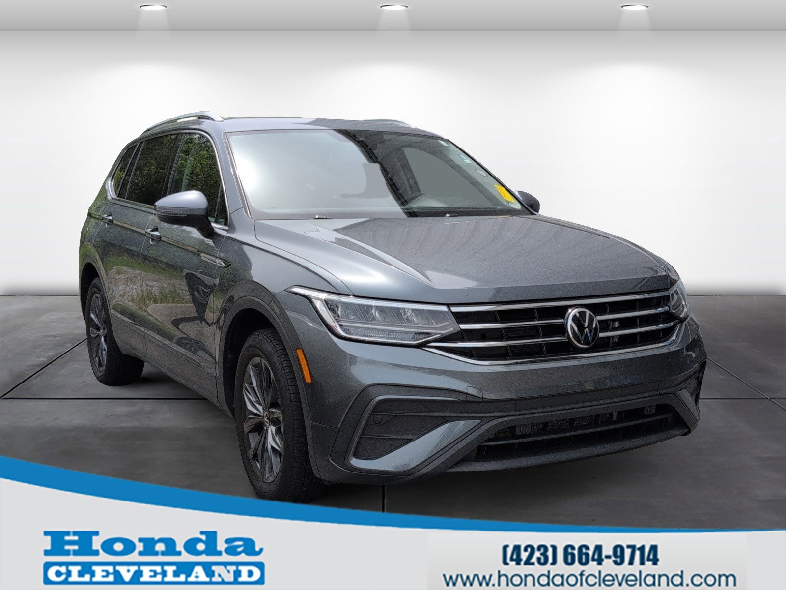 Used 2023 Volkswagen Tiguan SE w/ Panoramic Sunroof Package FWD image 1