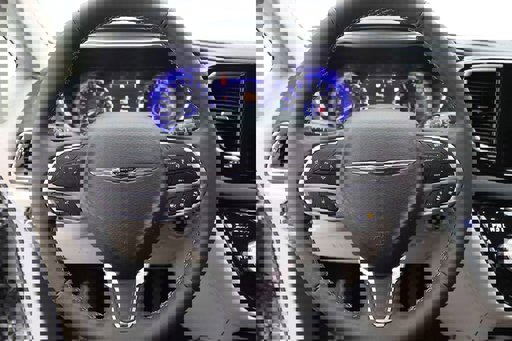 Used 2024 Chrysler Pacifica Touring-L image 17