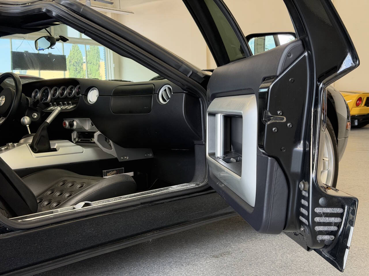 Used 2005 Ford GT RWD image 34
