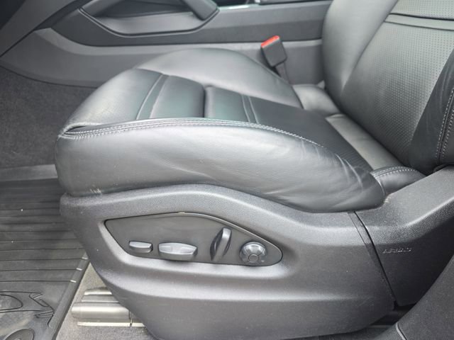 Used 2023 Porsche Cayenne Platinum Edition image 31