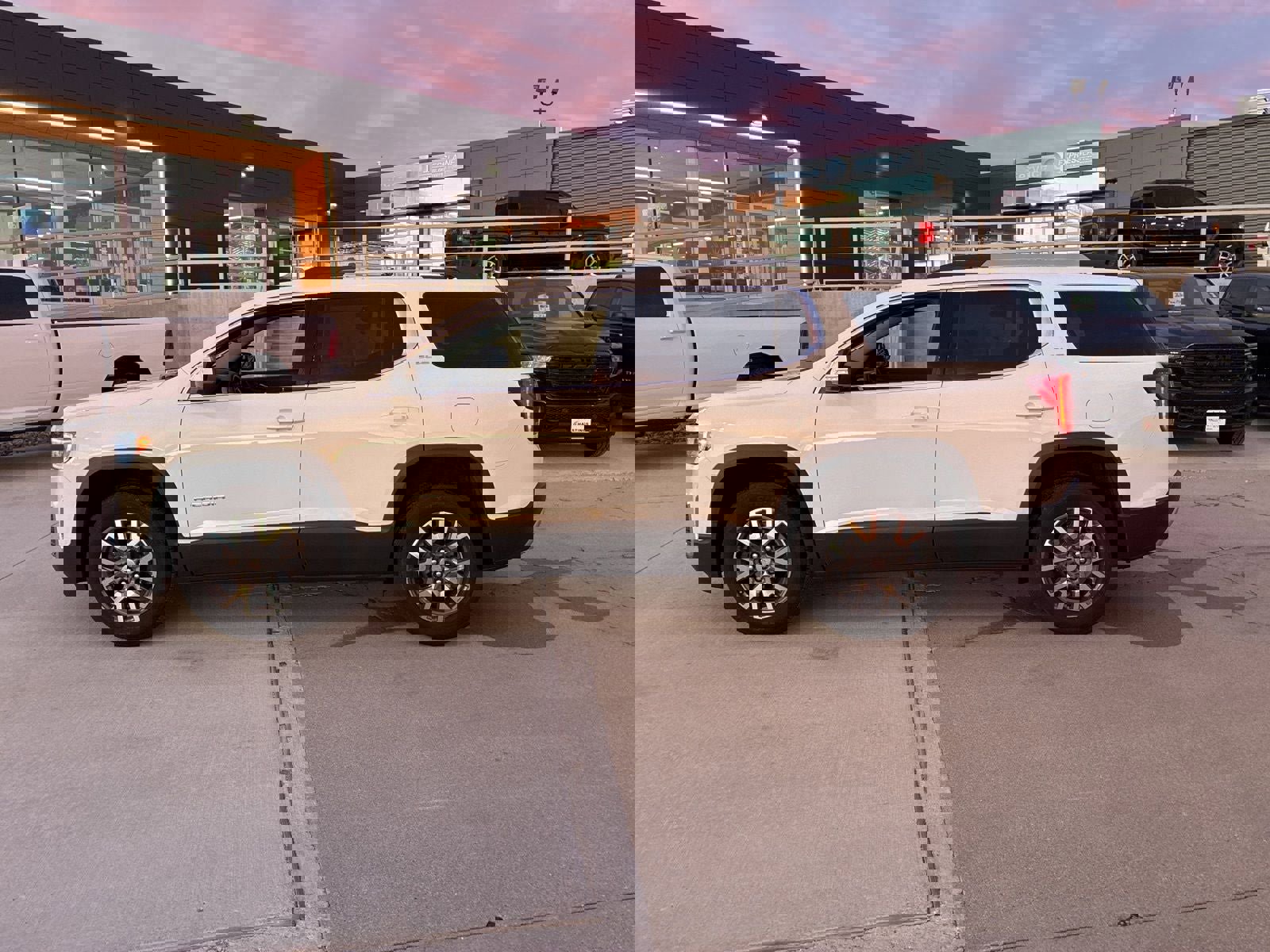 Used 2023 GMC Acadia SLE w/ Driver Convenience Package image 2