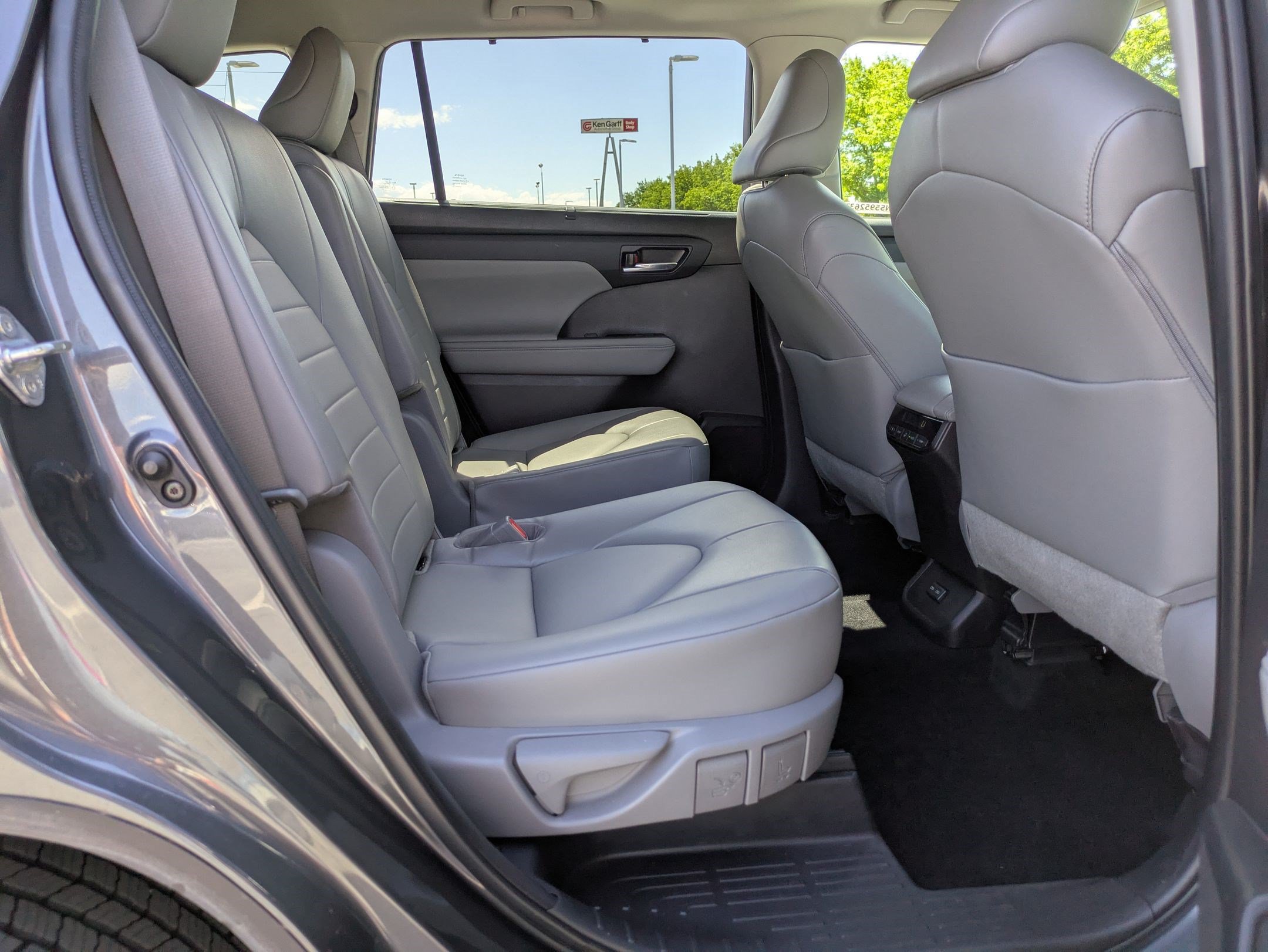 Used 2022 Toyota Highlander XLE AWD/4WD image 30