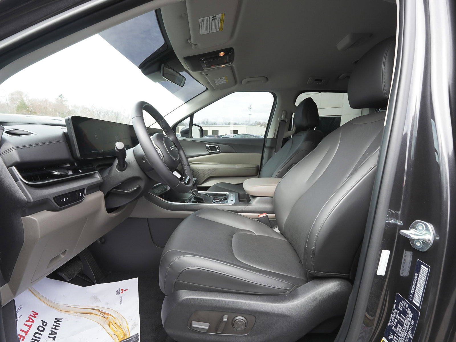 Used 2025 Kia Carnival EX FWD image 30