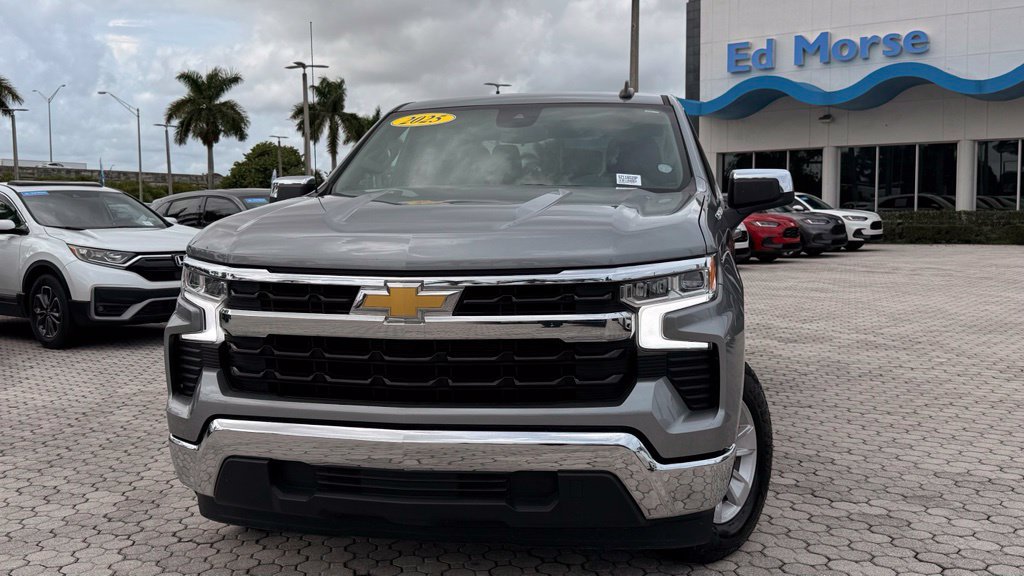 Used 2025 Chevrolet Silverado 1500 LT RWD image 2