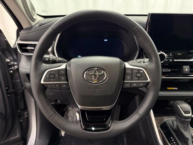 Certified 2025 Toyota Highlander Platinum AWD/4WD image 14