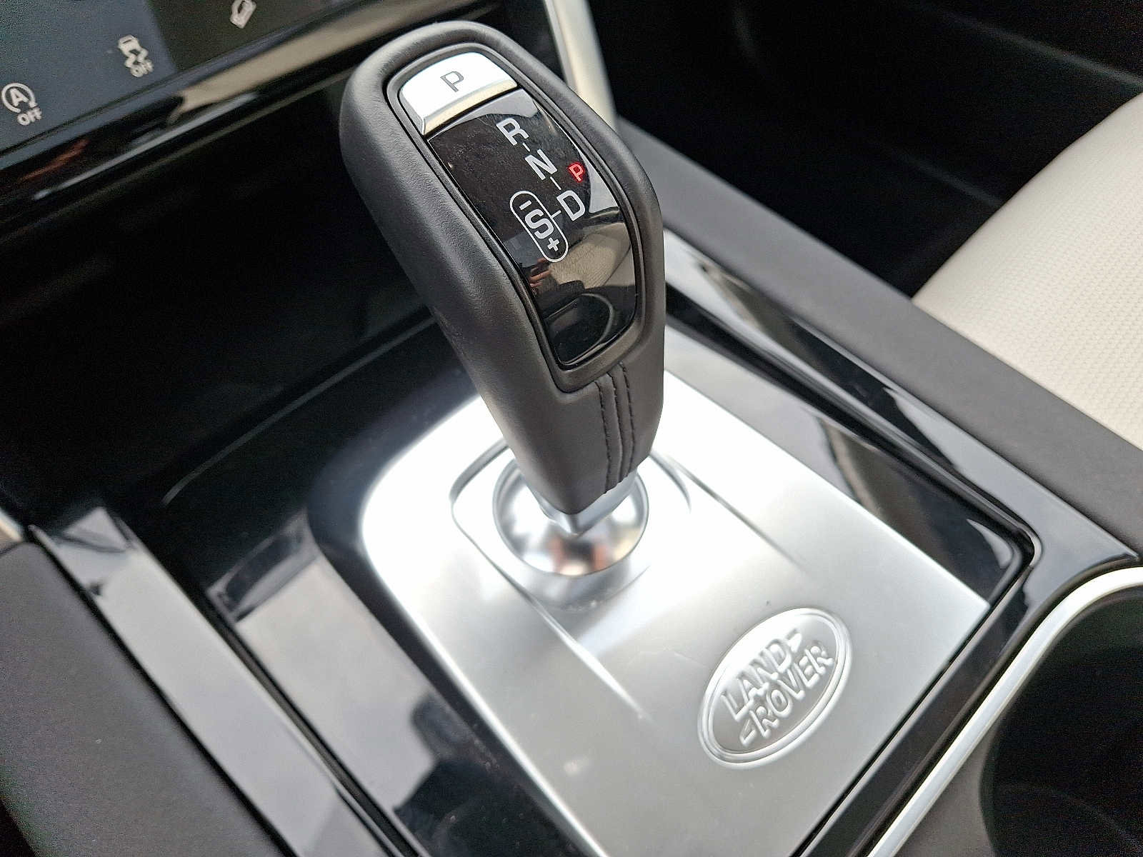Used 2023 Land Rover Discovery Sport SE image 15