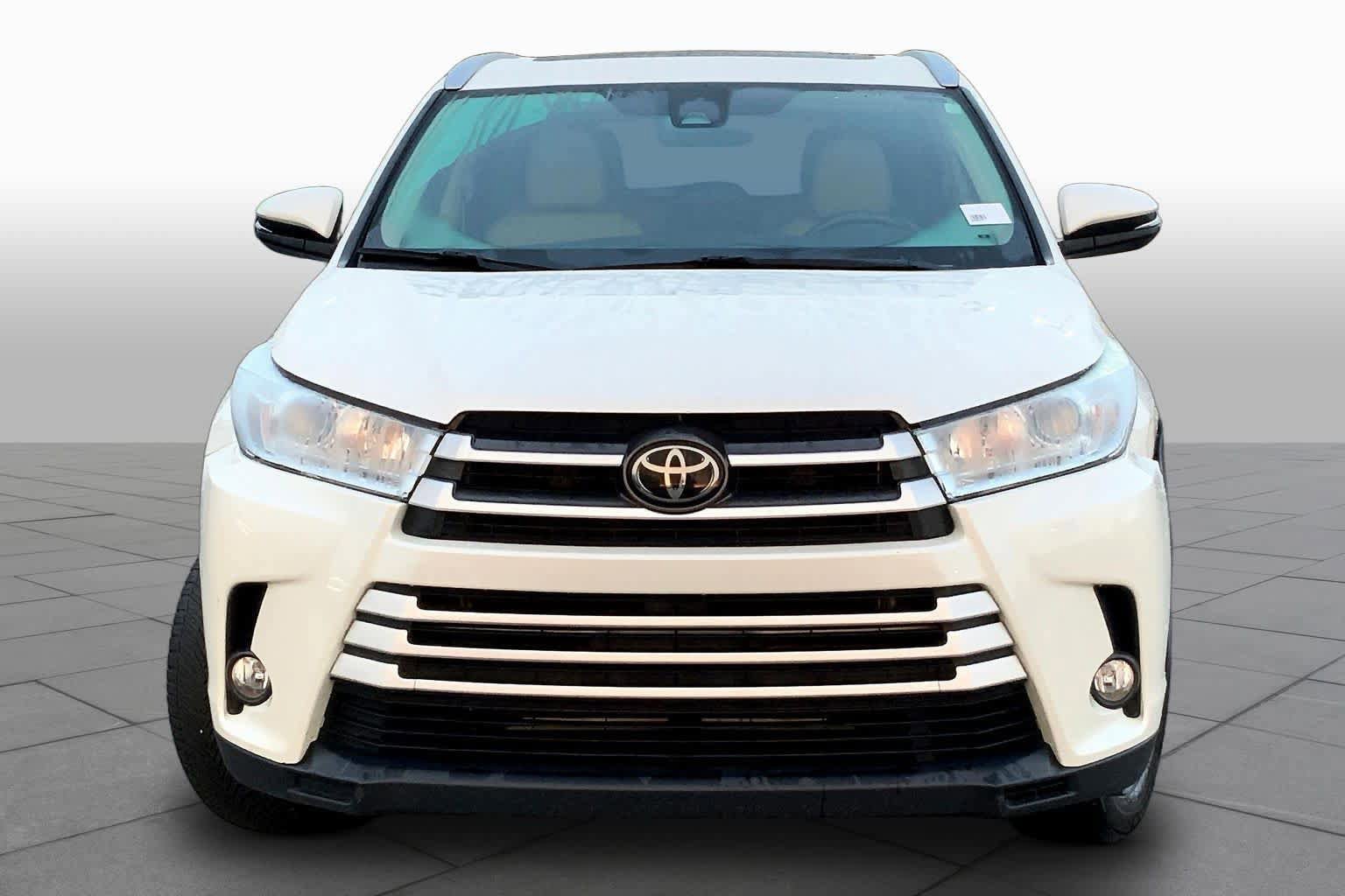Used 2019 Toyota Highlander XLE FWD image 3