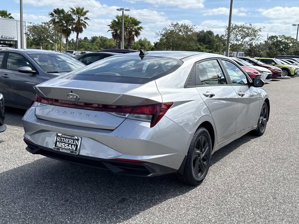 Used 2022 Hyundai Elantra SEL FWD image 4