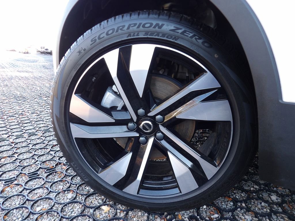 Certified 2024 Volvo XC40 B5 Plus w/ Protection Package Premier image 31