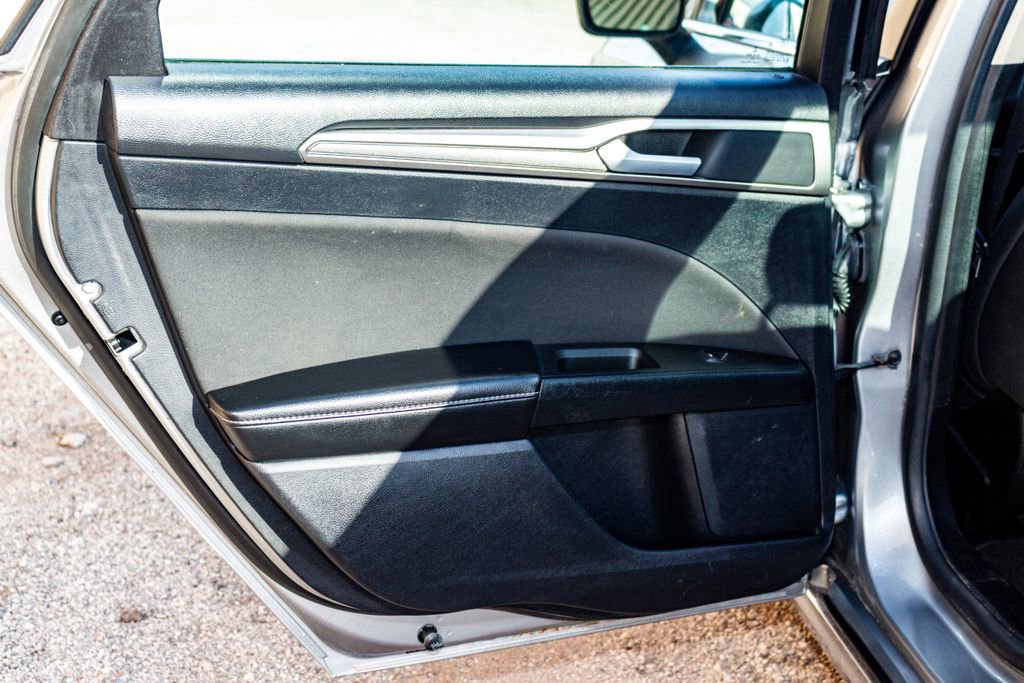 Used 2020 Ford Fusion SE image 21