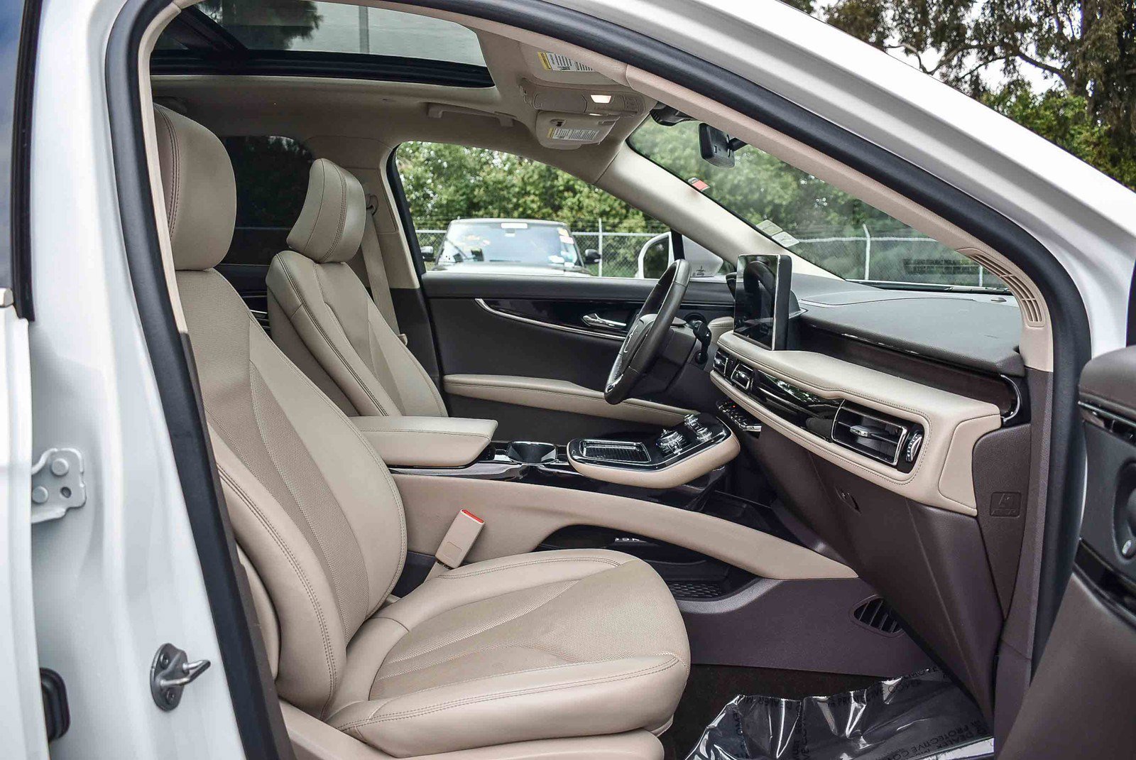 Used 2022 Lincoln Nautilus Reserve w/ Luxury Package image 13