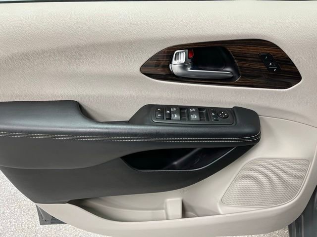 Used 2023 Chrysler Pacifica Limited FWD image 23