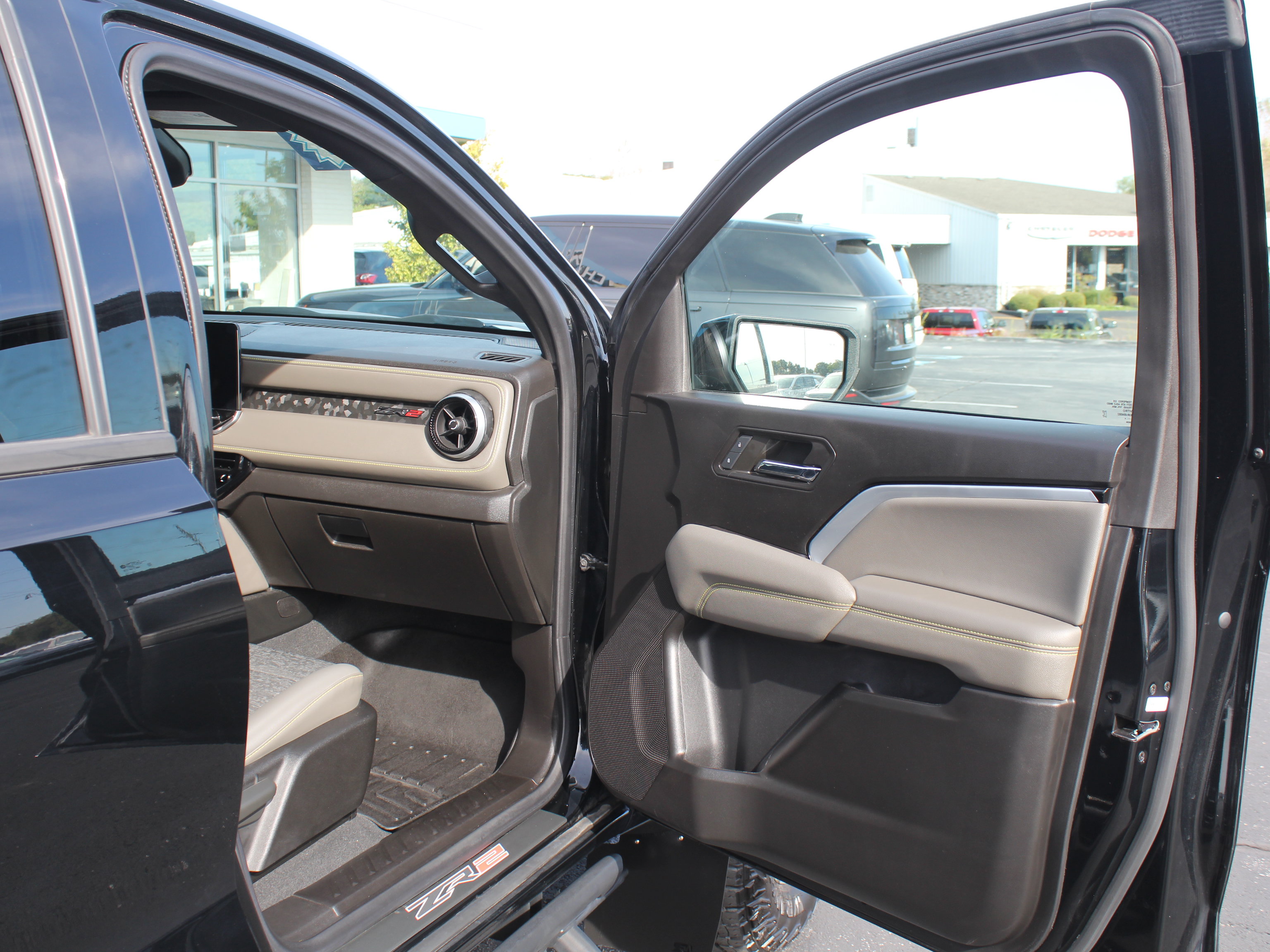 Used 2024 Chevrolet Colorado ZR2 w/ Technology Package AWD/4WD image 27