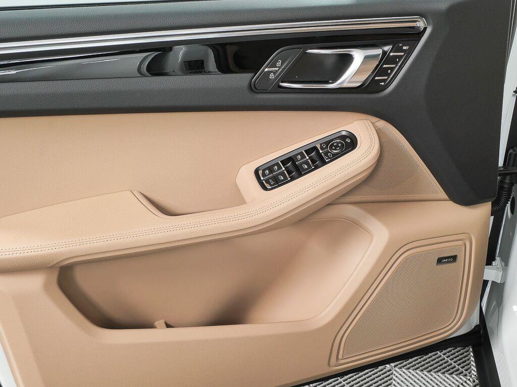 Certified 2026 Porsche Macan Turbo AWD/4WD image 6
