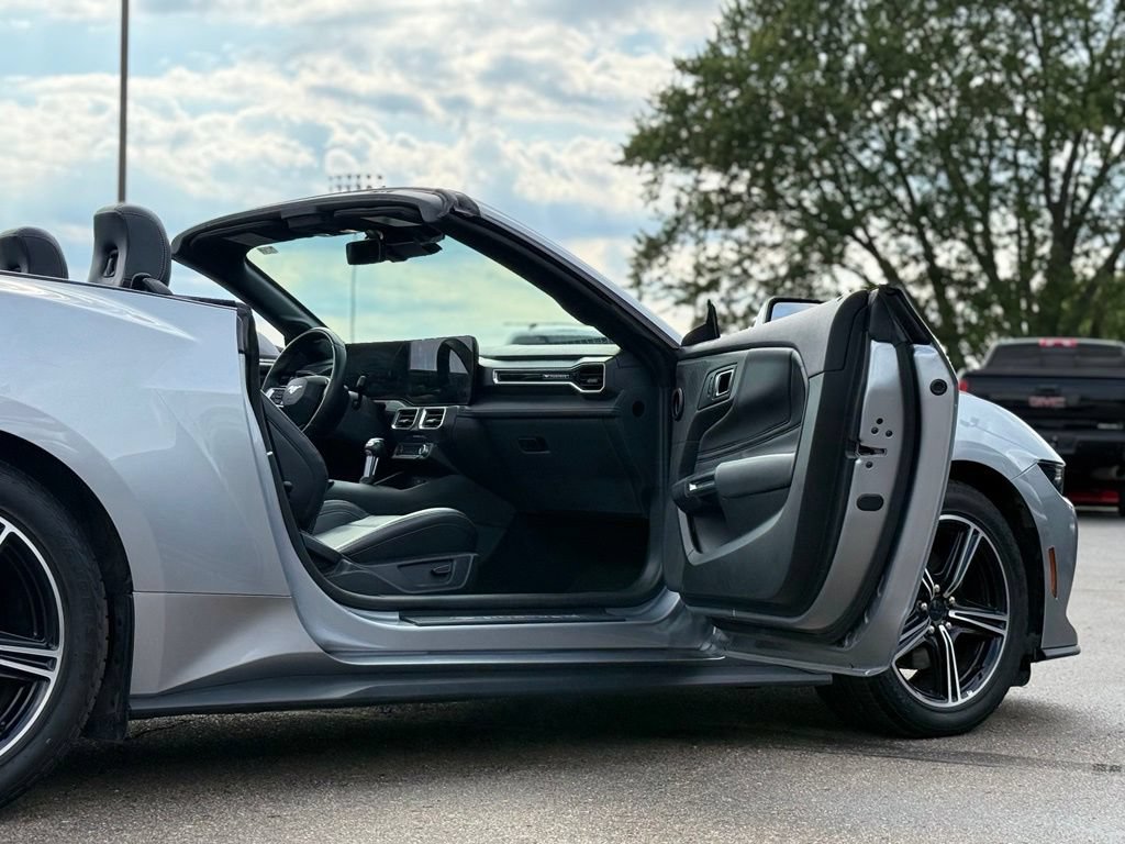 Used 2025 Ford Mustang Premium RWD image 10