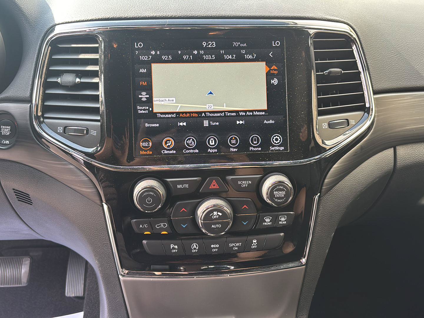 Used 2022 Jeep Grand Cherokee Laredo X AWD/4WD image 14
