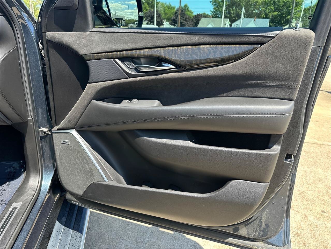 Used 2019 Cadillac Escalade ESV Platinum AWD/4WD image 24