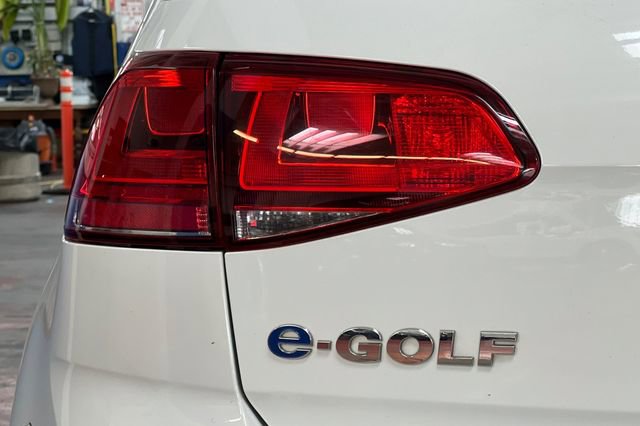 Used 2016 Volkswagen e-Golf SE image 32