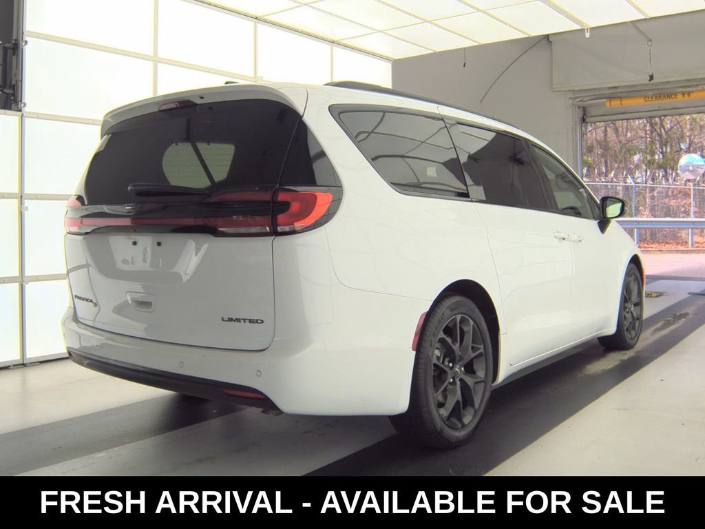 Used 2025 Chrysler Pacifica Limited image 4