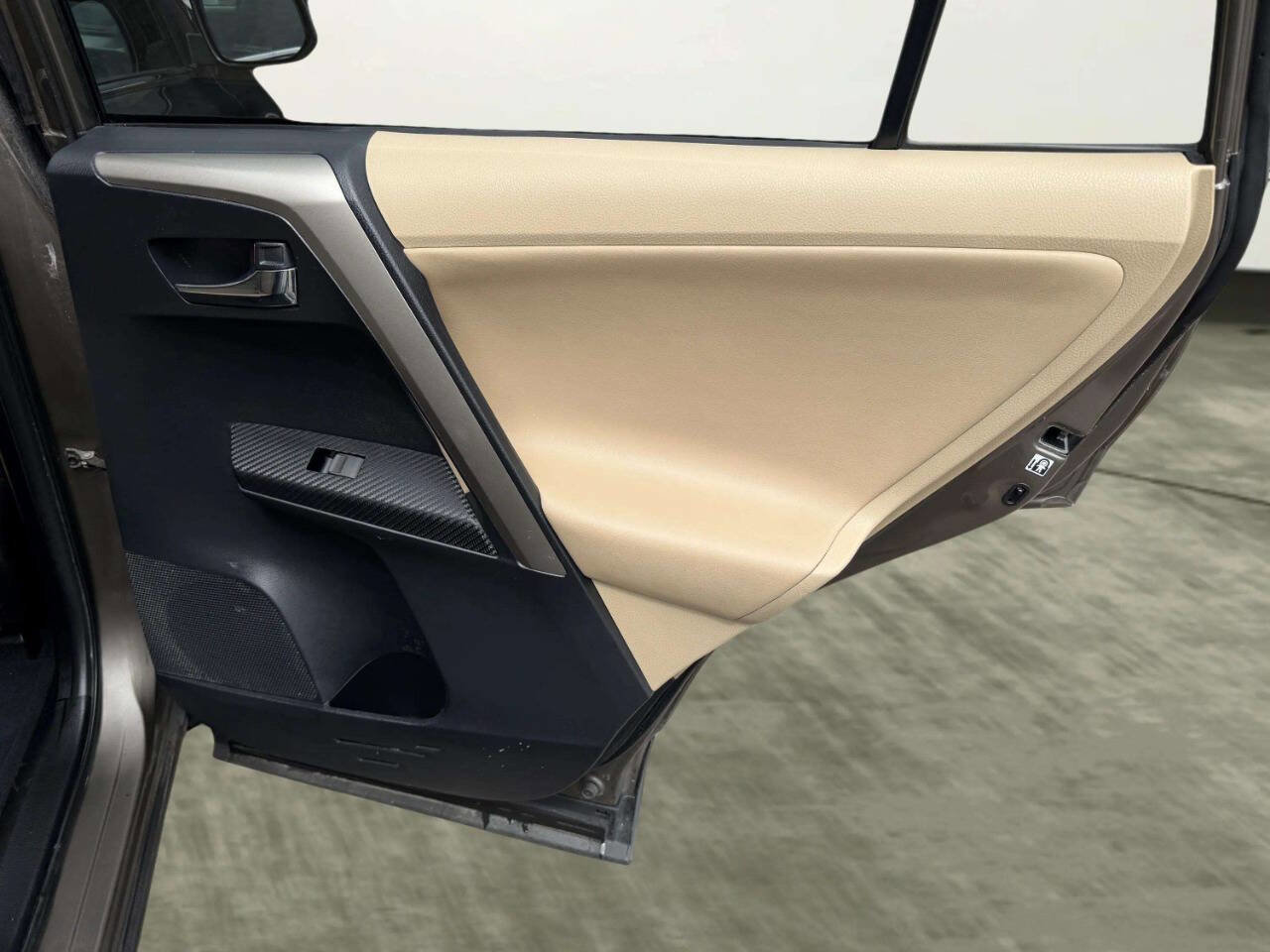 Used 2013 Toyota RAV4 Limited AWD/4WD image 29