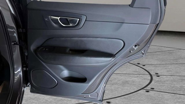 Used 2025 Volvo XC60 B5 Plus image 29