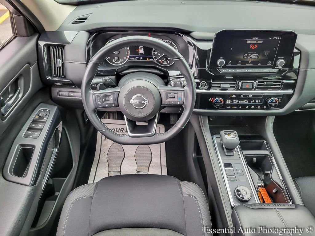 Used 2024 Nissan Pathfinder SV AWD/4WD image 13