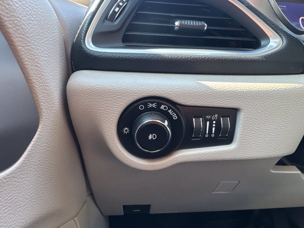 Used 2018 Chrysler Pacifica Limited FWD image 28