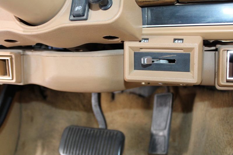 Used 1987 Jeep Grand Wagoneer image 25