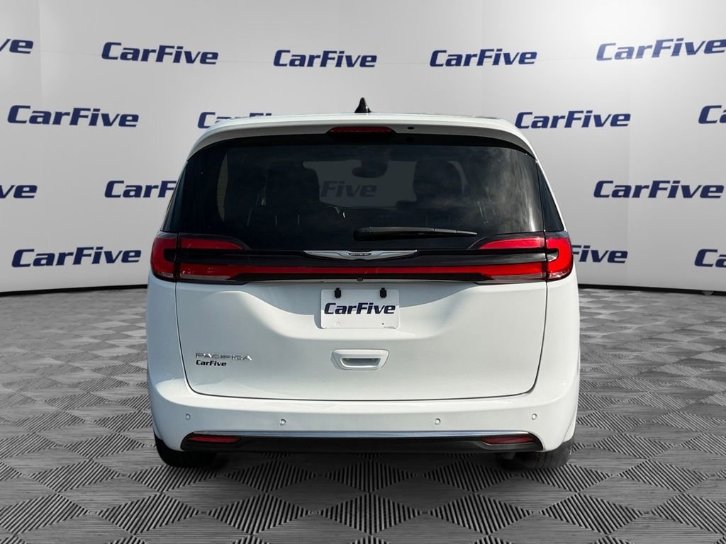 Used 2023 Chrysler Pacifica Touring-L FWD image 4