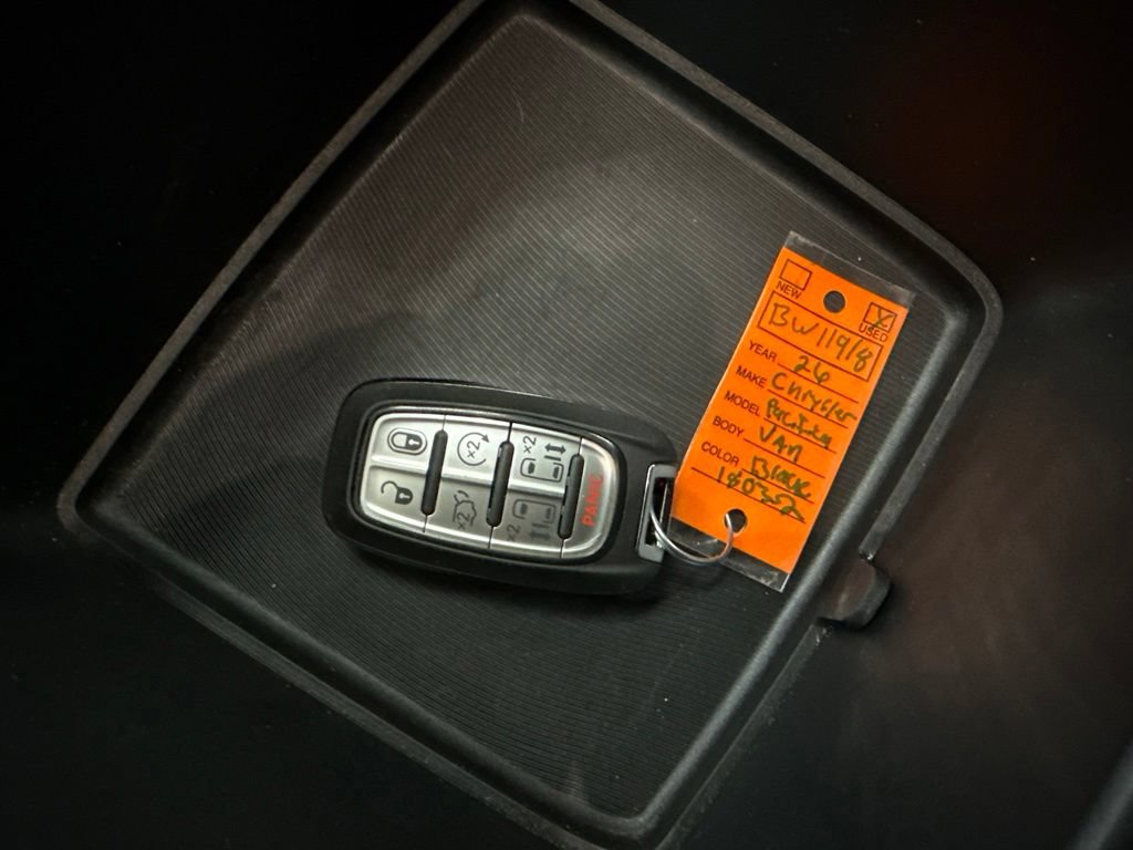 Used 2026 Chrysler Pacifica Select FWD image 37