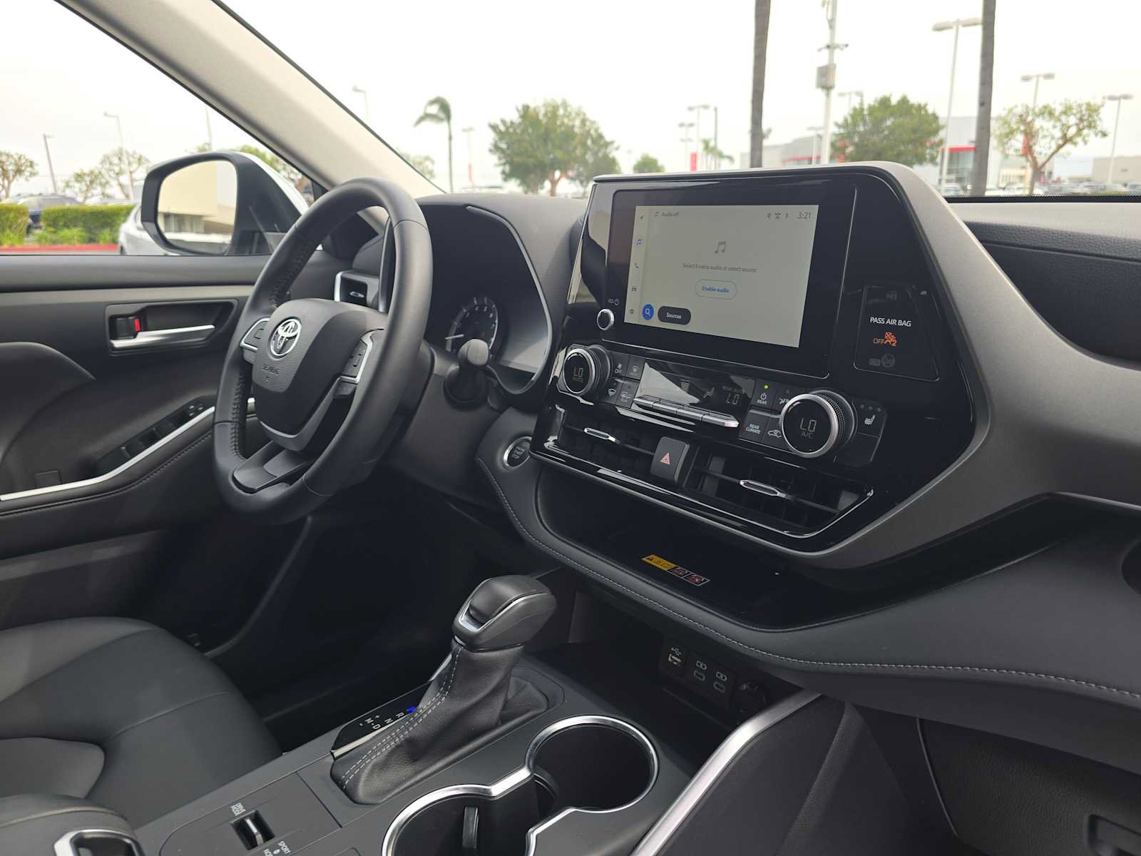 Certified 2025 Toyota Highlander XLE FWD image 10