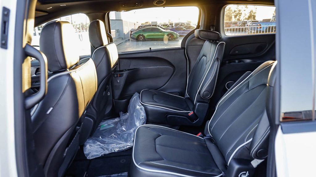 New 2026 Chrysler Pacifica Limited w/ S Appearance Package image 23