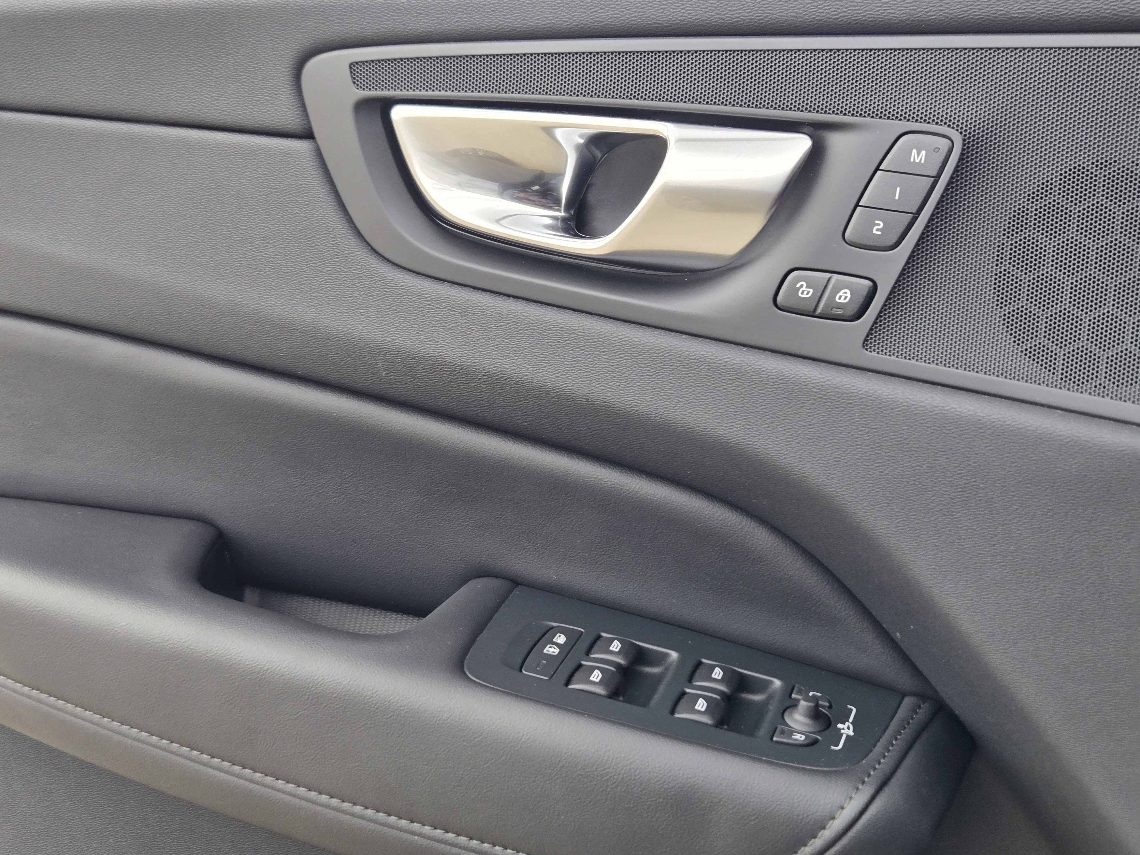 Used 2025 Volvo XC60 B5 Plus image 33