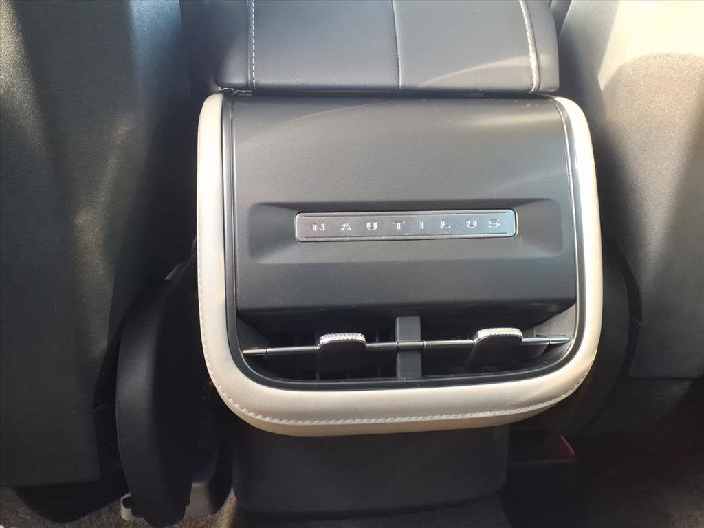 Used 2025 Lincoln Nautilus Premier image 8