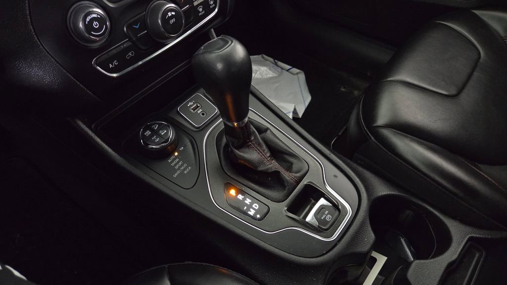 Used 2020 Jeep Cherokee Trailhawk AWD/4WD image 29