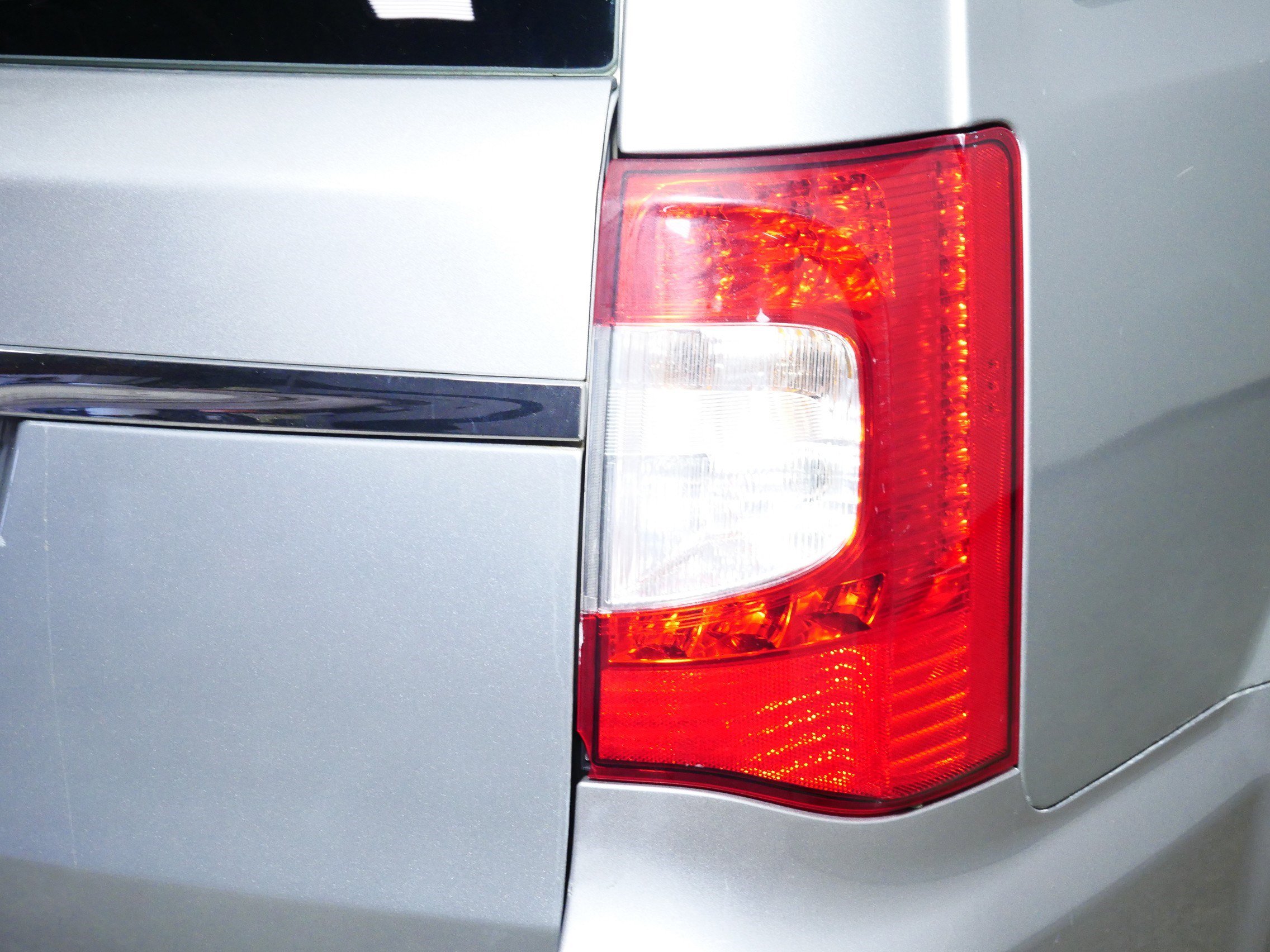 Used 2014 Chrysler Town & Country Touring-L image 17