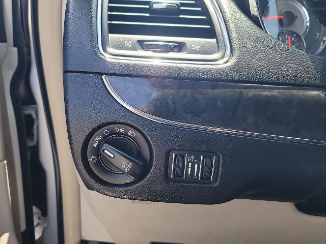 Used 2016 Chrysler Town & Country Touring FWD image 16