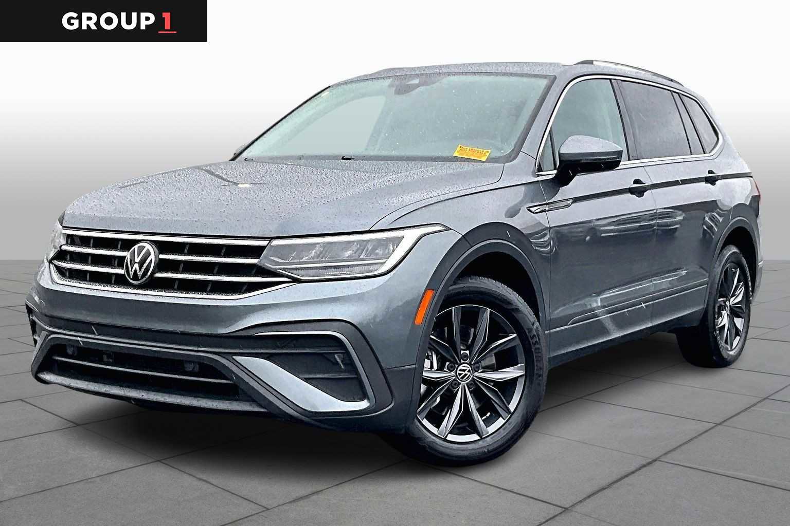 Used 2022 Volkswagen Tiguan SE w/ Panoramic Sunroof Package image 1