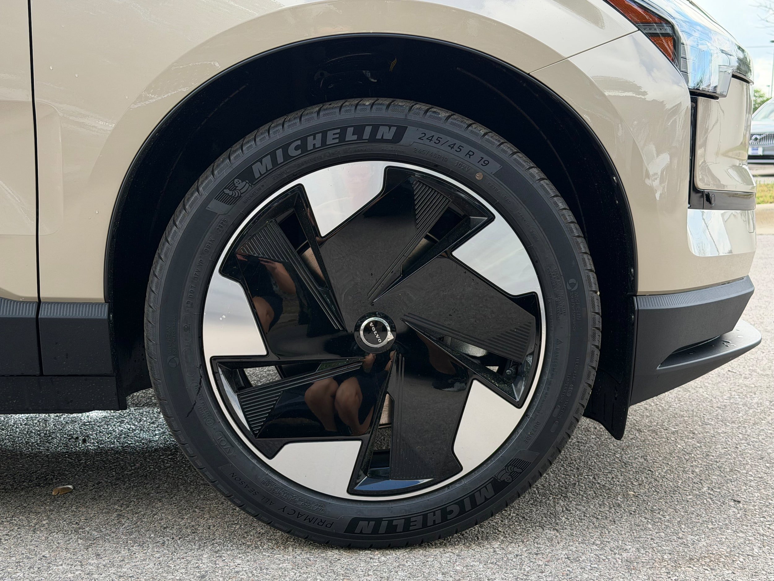 New 2026 Volvo EX30 Plus w/ Protection Package Premier image 7