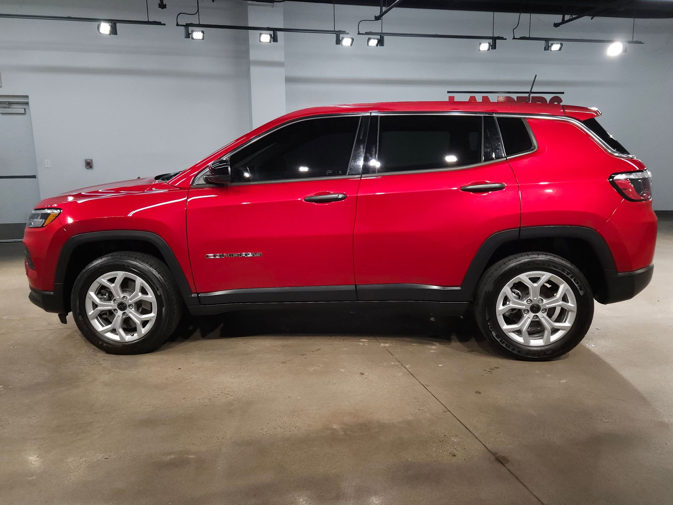 Used 2025 Jeep Compass Sport image 4