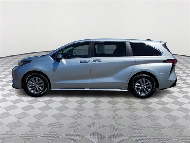 Used 2022 Toyota Sienna XLE image 4