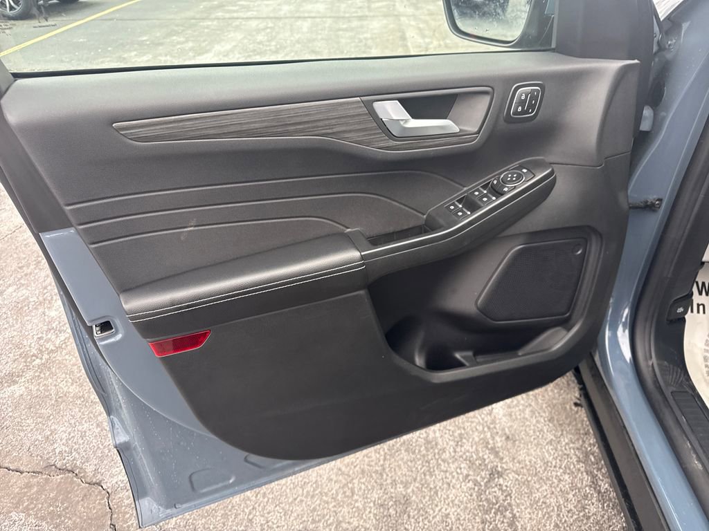 Used 2025 Ford Escape Platinum image 26