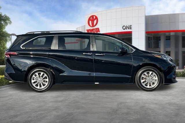 Certified 2026 Toyota Sienna XLE FWD image 3
