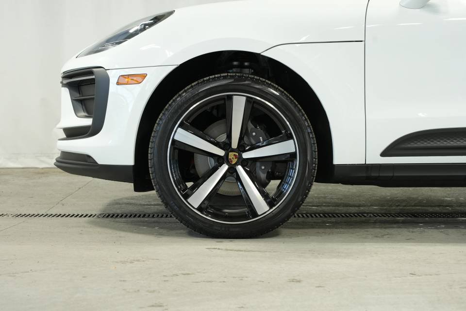 Certified 2026 Porsche Macan AWD/4WD image 40