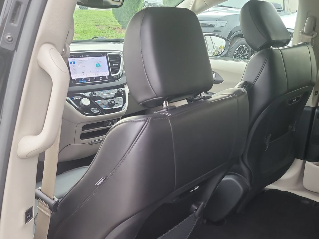 Certified 2023 Chrysler Pacifica Touring-L FWD image 11
