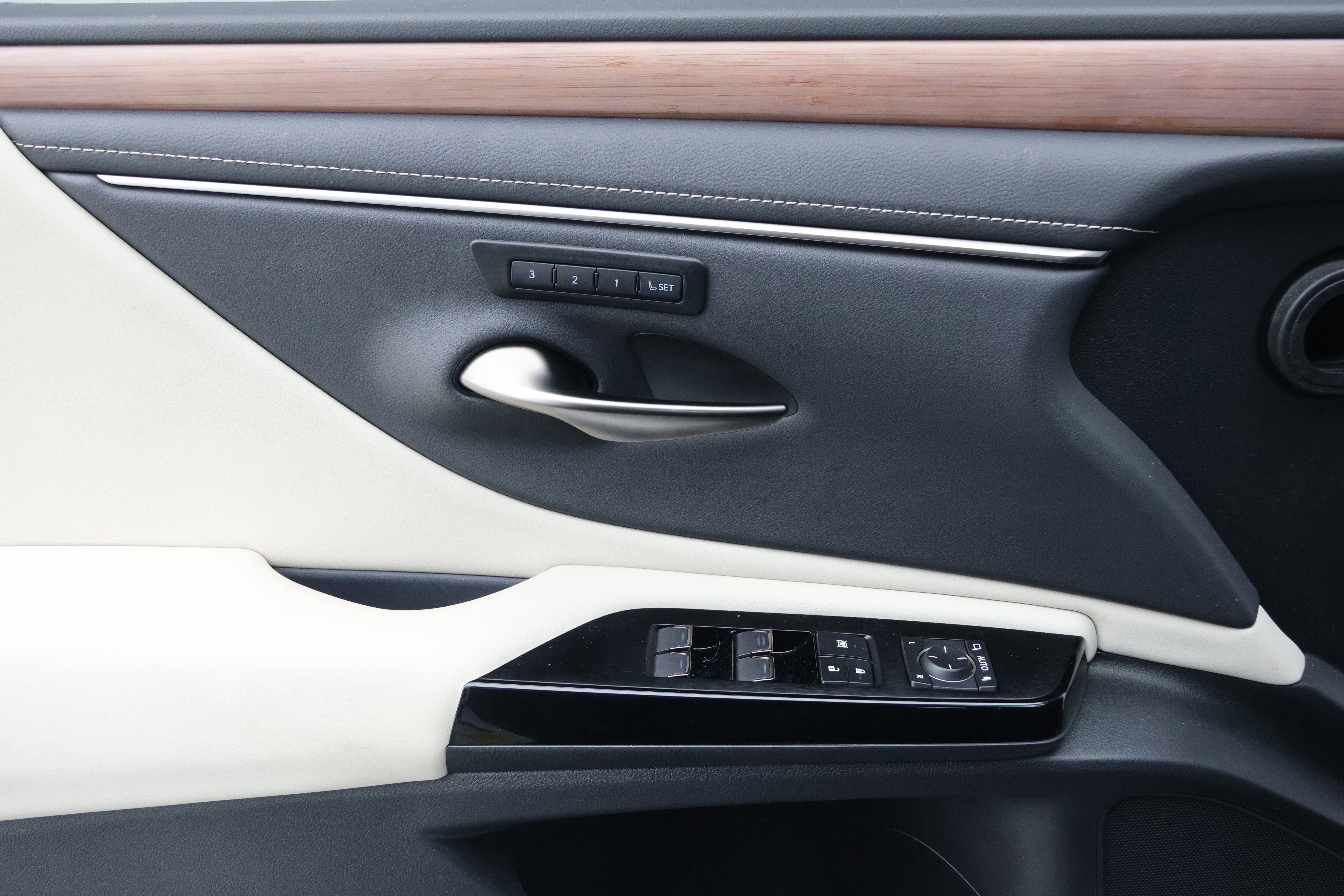 Certified 2025 Lexus ES 350 w/ Premium Package image 12